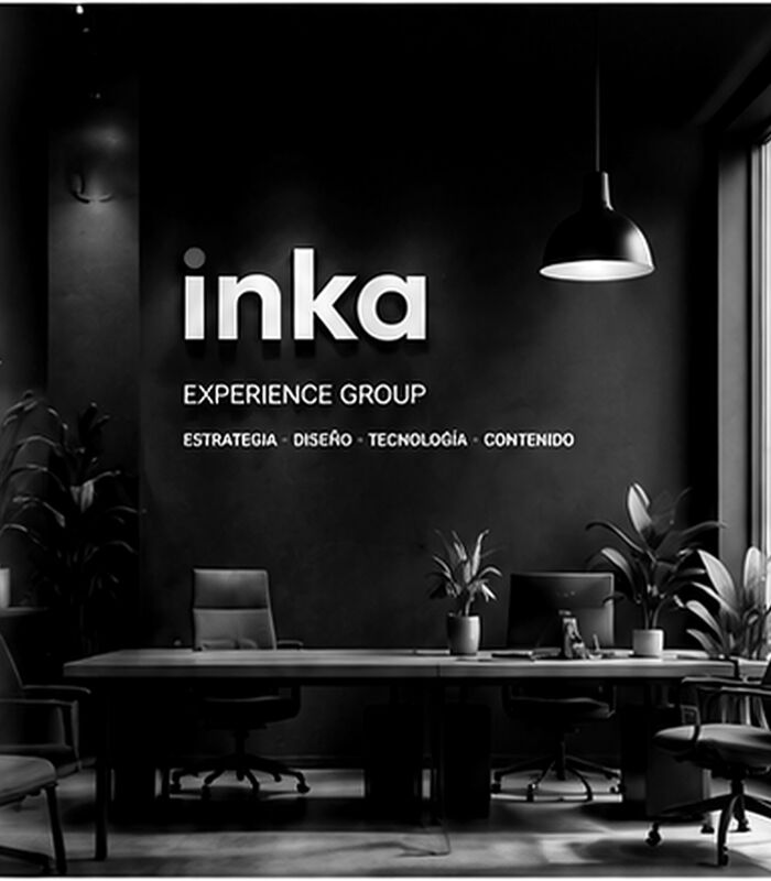 Sala de reuniones de las oficinas de Inka Experience Group con el logo iluminado en la pared