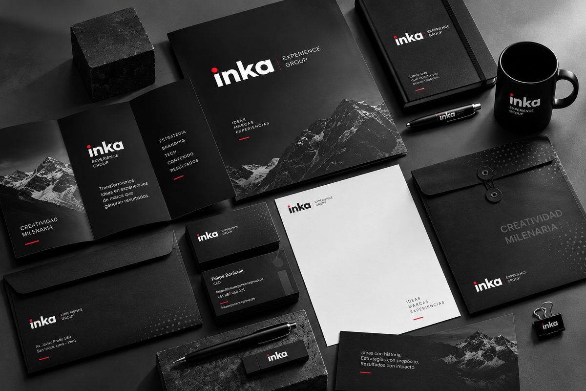 Piezas de branding sobre mesa de trabajo