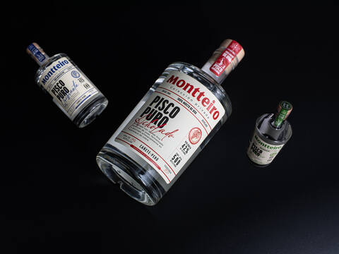 Fotografía de producto de las 3 variedades de Pisco Montteiro: Quebranta, Italia y Acholado