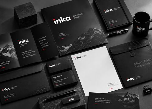 Set de materiales de branding: cuadernos, taza y empaques con logo