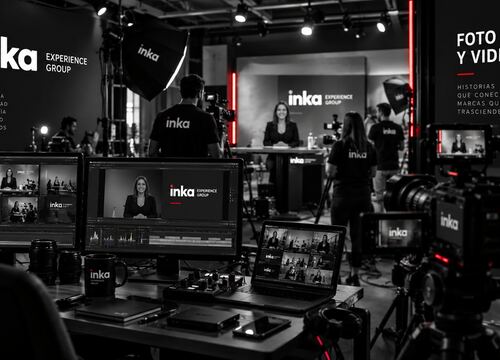 Cámara de video profesional lista para una producción